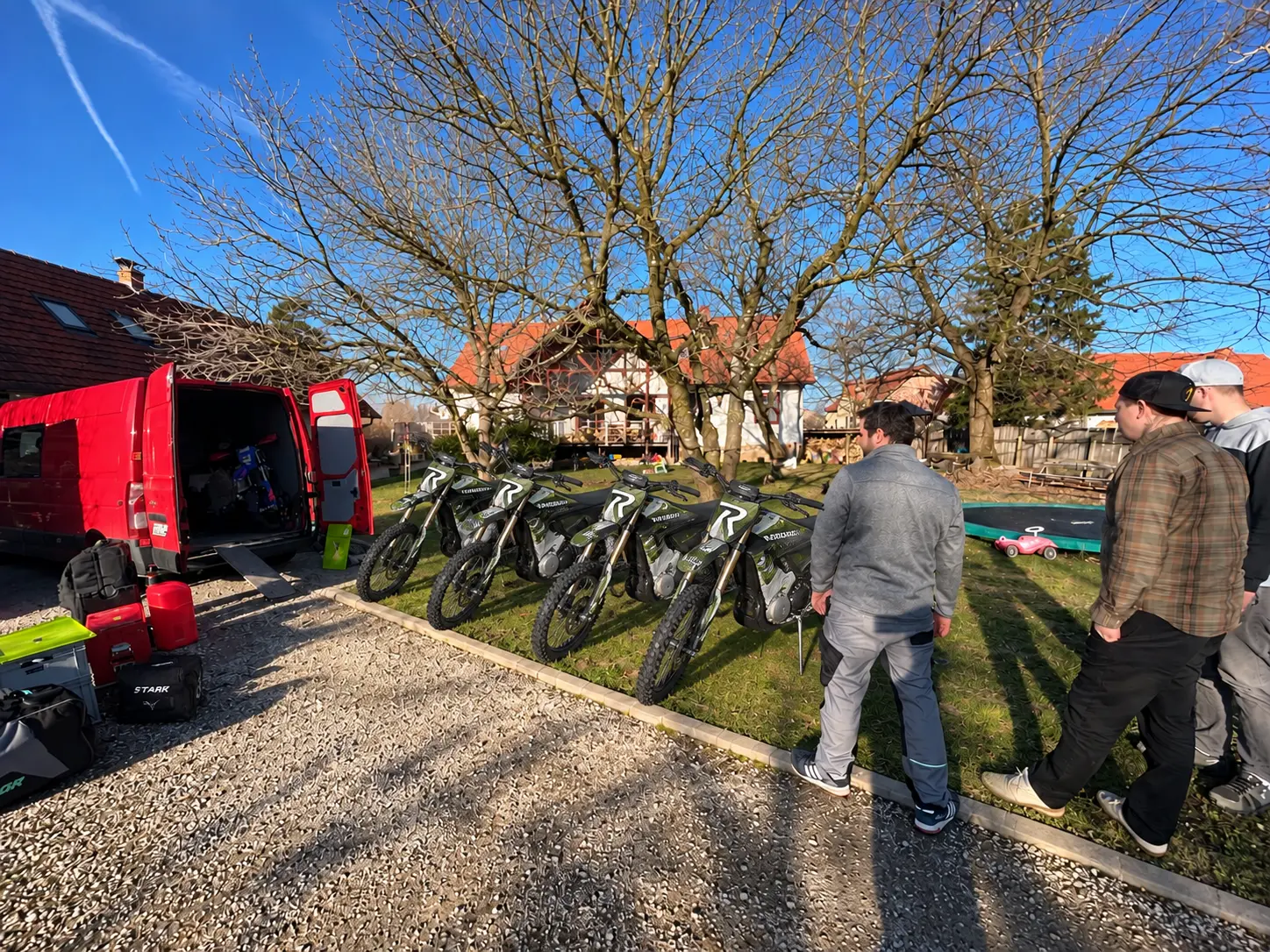 Bikes an der Homebase im Morgengrauen