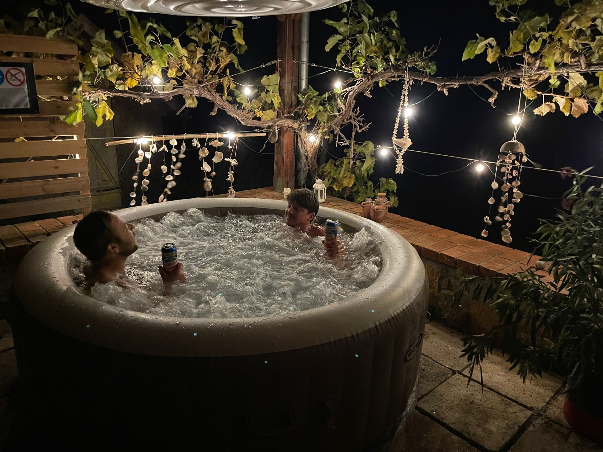 Terrasse eines Landhauses am Abend