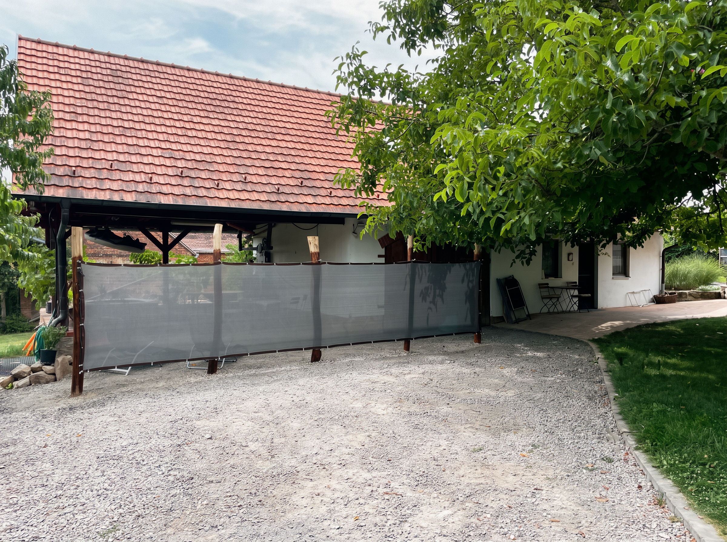 The Roost, Hof und Außenansicht