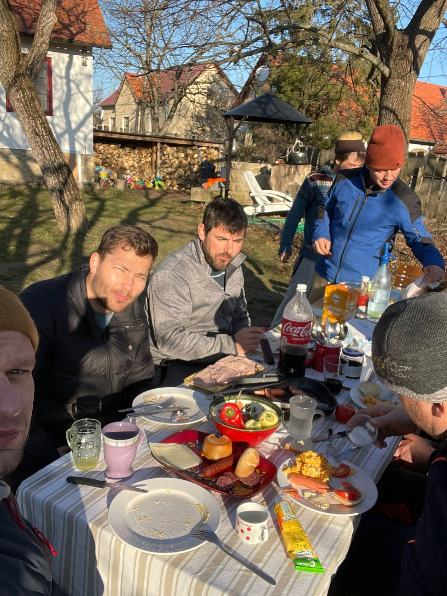 Gemeinsames Essen im Hof